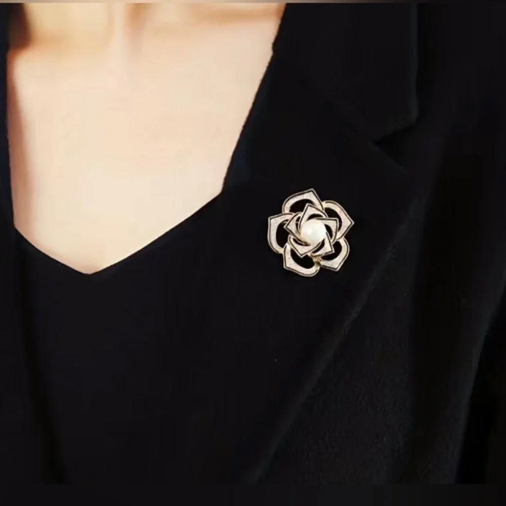Blinged out Camilla brooch and box NIP - Picture 3 of 4